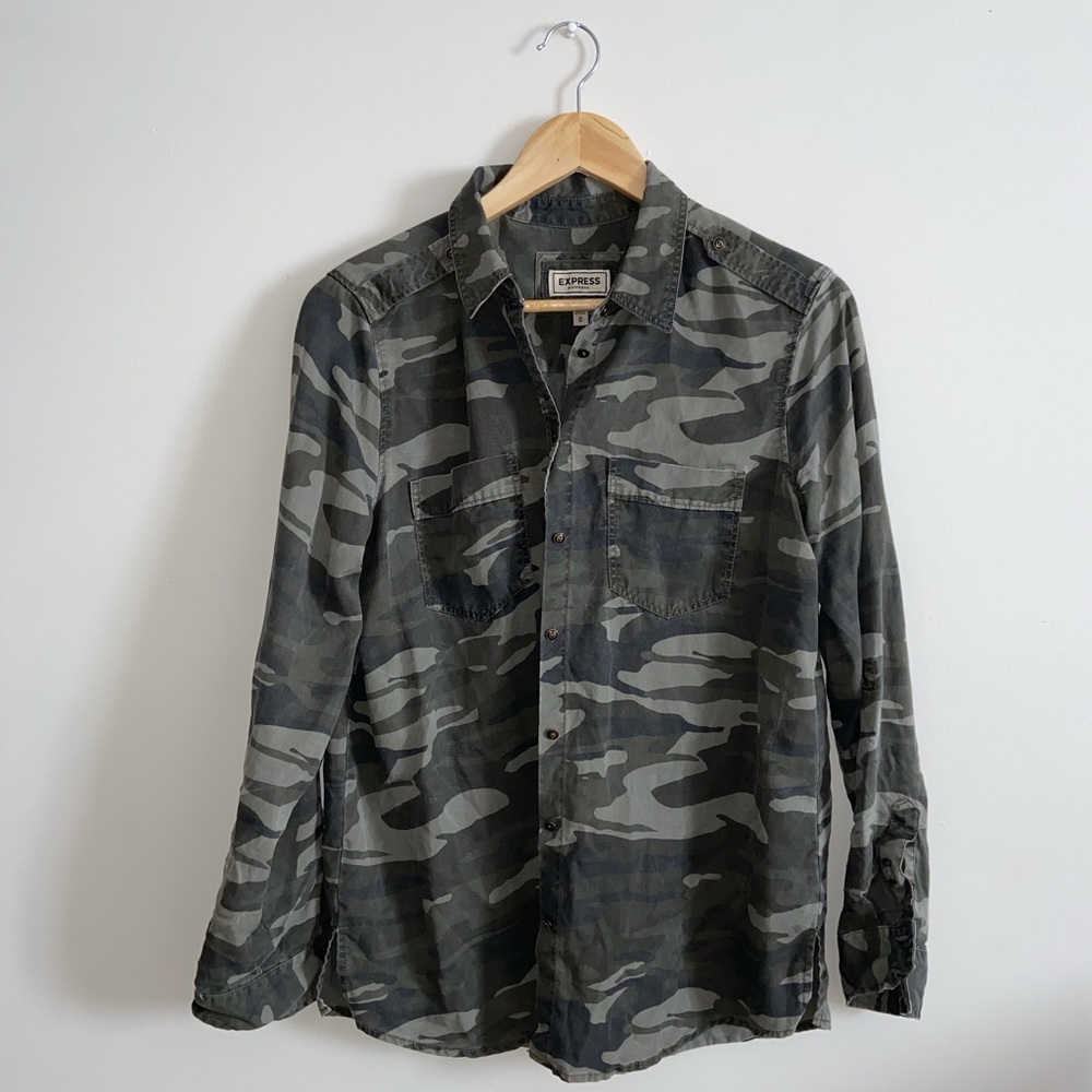 🌸2/$20🌸 Camo button down long sleeve